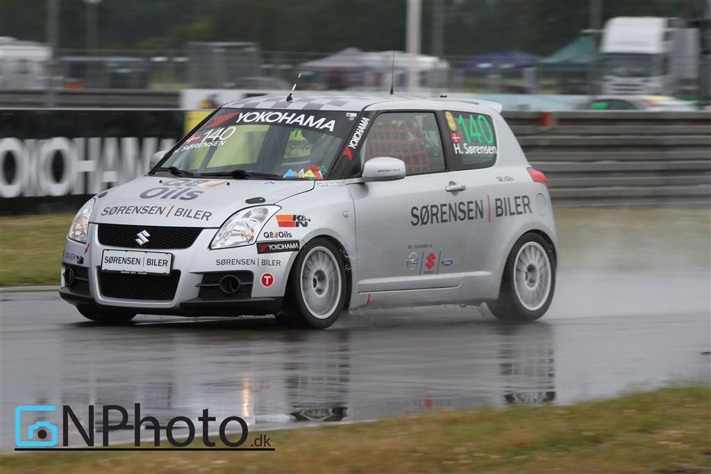 Henrik Sørensen var en af de få kørere der lå ud på regnvejrsdæk i træningen. Det var hans første løbsweekend i 2014, siden at han vandt Oldboysmesterskabet i 2013
(Foto: CN Photo)